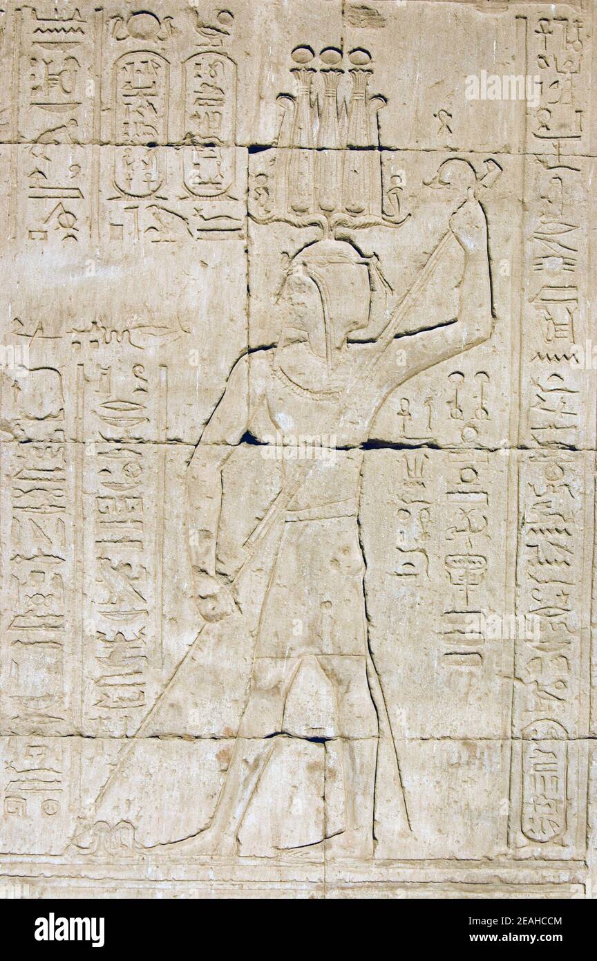 L'antico faraone egiziano uccide il male sotto forma di serpente. Tempio di Horus, Edfu, Egitto. Foto Stock