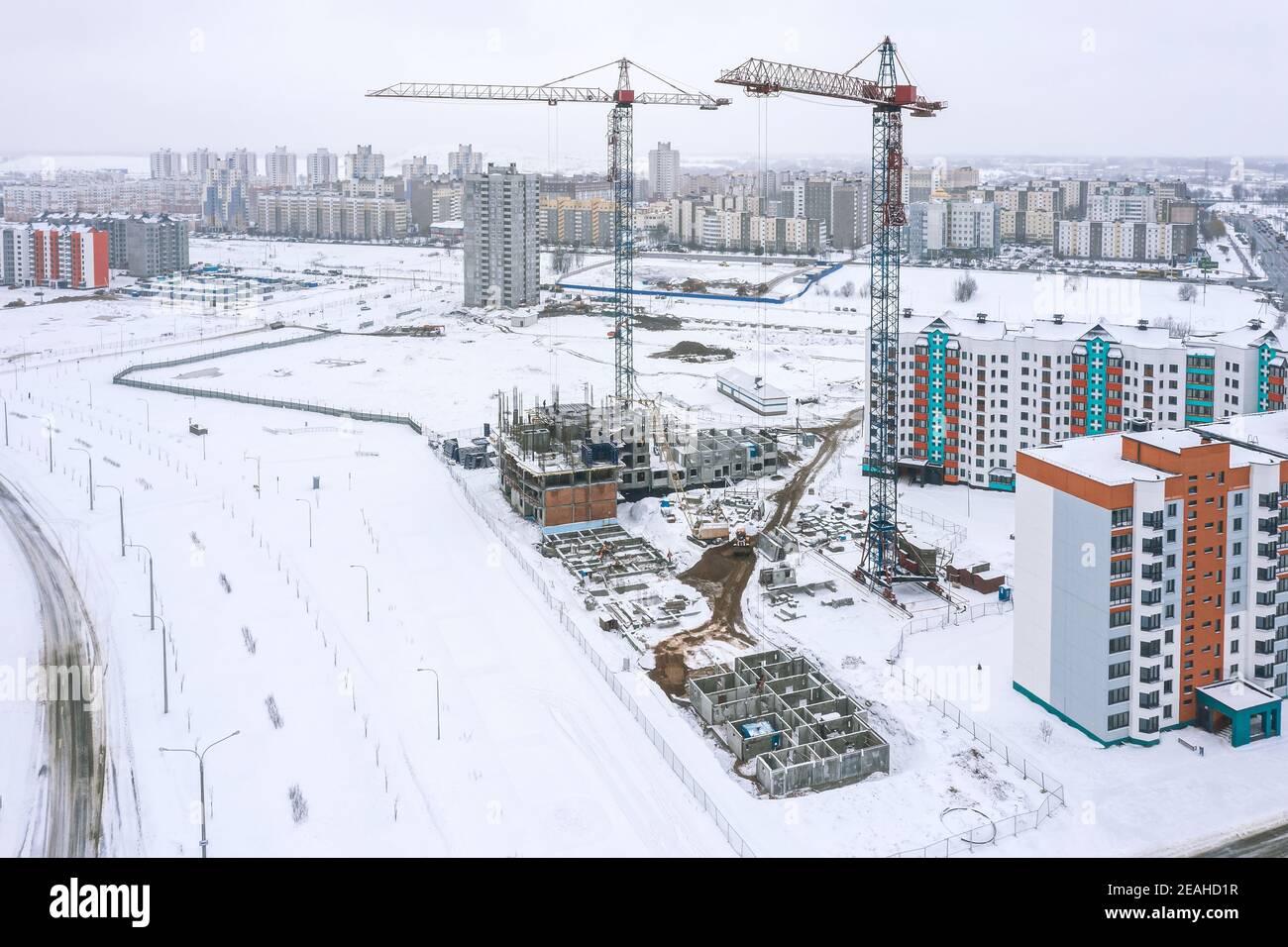 vista panoramica aerea del cantiere in inverno. nuova zona residenziale in costruzione Foto Stock