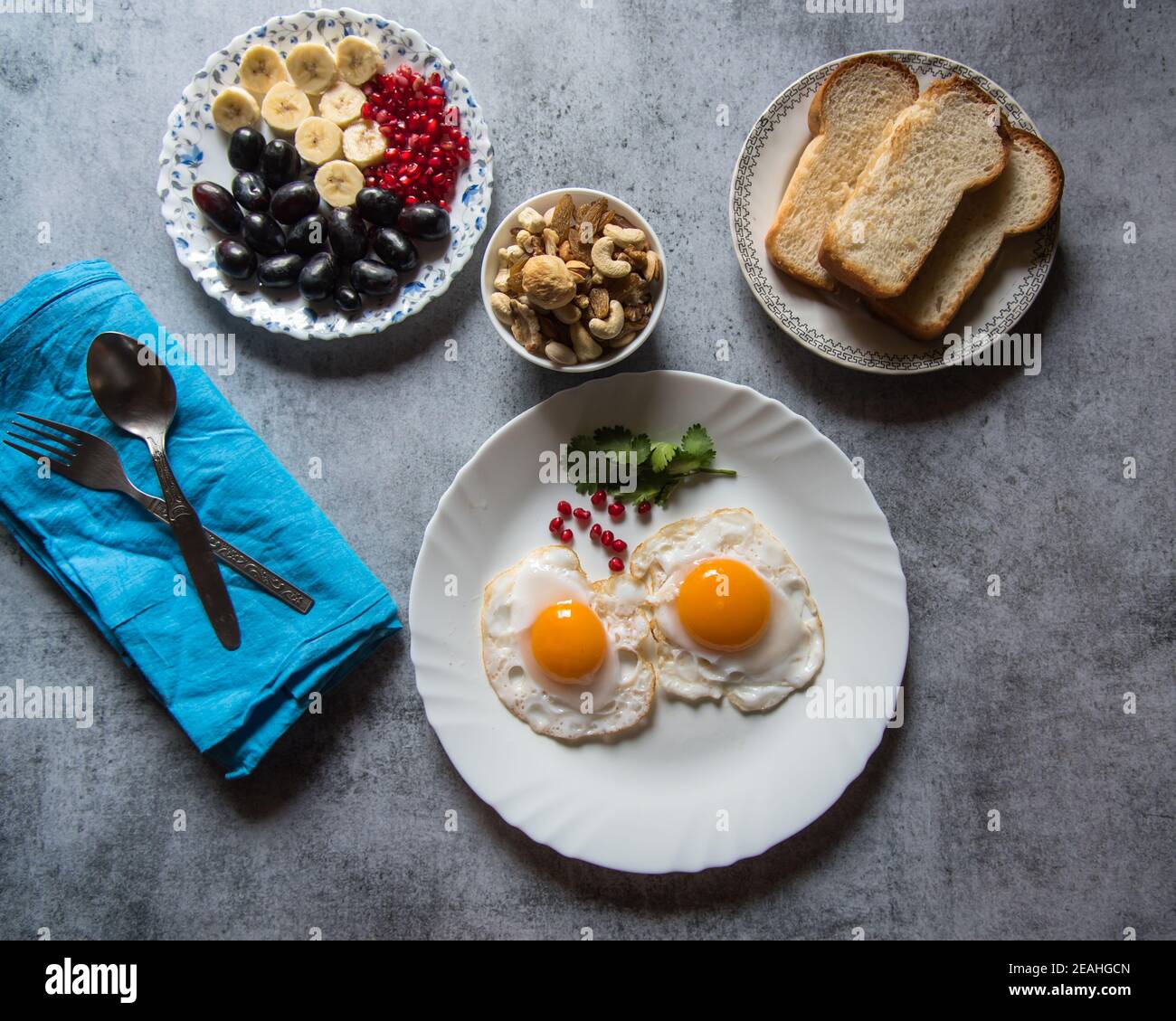 Ingredienti salutari per la colazione sullo sfondo. Vista dall'alto, messa a fuoco selettiva. Foto Stock