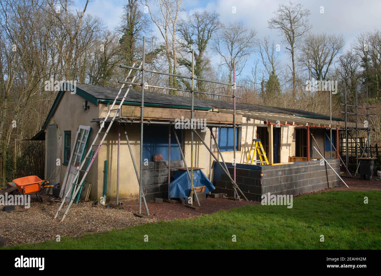 Impalcatura rotonda il tetto di un cottage in fase di estensione e ristrutturazione in un cantiere in Devon Rurale, Inghilterra, Regno Unito Foto Stock