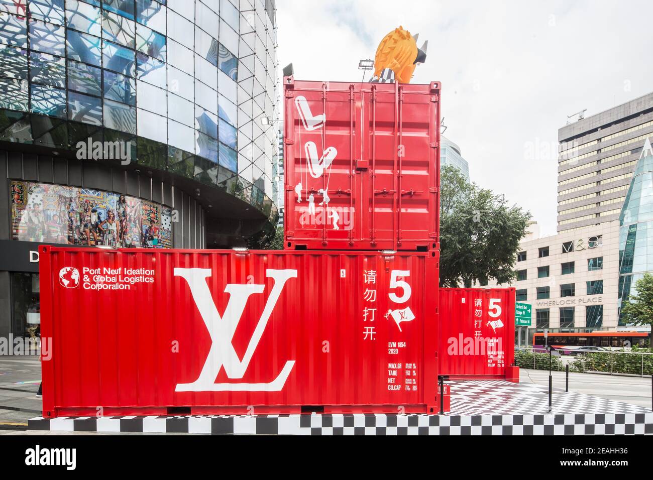 Louis Vuitton's pop-up installazione di contenitori di trasporto rosso impressionante da Virgil Abloh's idea, a ION Orchard, Singapore. Foto Stock