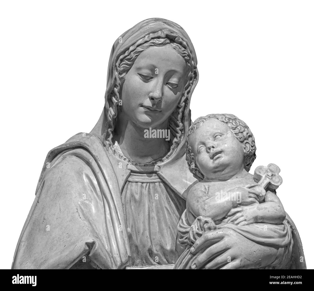 Statua della Vergine Maria che porta il bambino Gesù isolato su sfondo bianco. Madre di dio scultura, arte cristiana classica Foto Stock