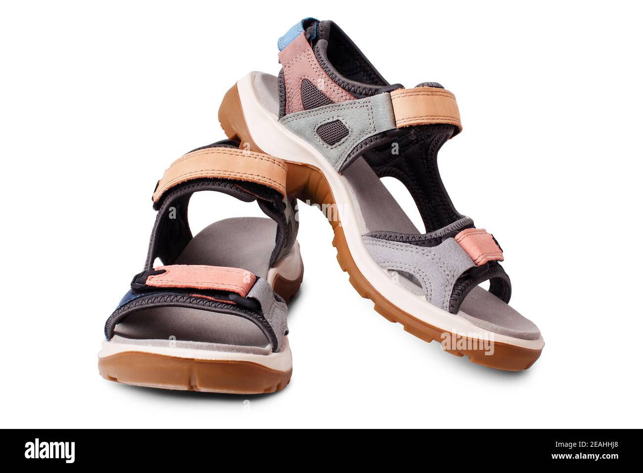 Sandali scamosciati, cinturini in velcro, suola piatta fondo bianco  isolato, scarpe da trekking con sandalo, paio di scarpe sportive in pelle  nabuk, stivali estivi Foto stock - Alamy