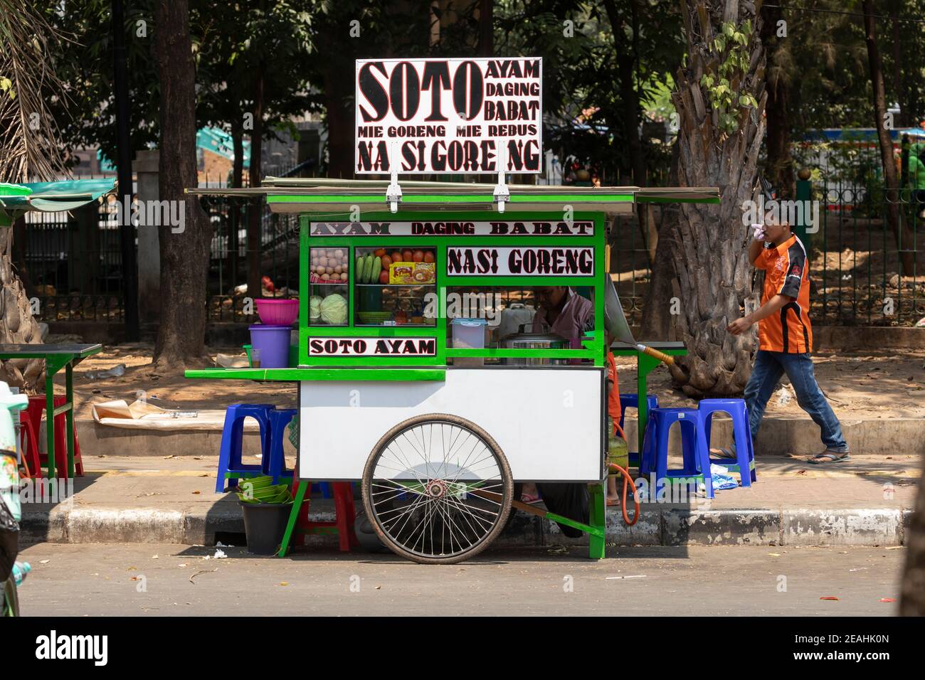 Giacarta, Indonesia - 20 ottobre 2019: Bancarella di cibo di strada, in cui vendere nasi goreng, mie ayam, bakso... Tipica cucina indonesiana, nel Jakart centrale Foto Stock