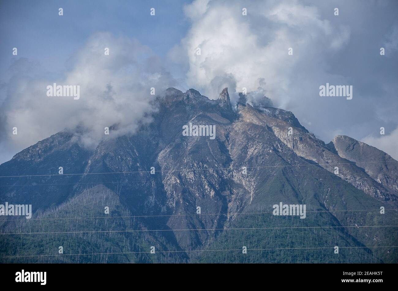 Berastagi, Indonesia. 09 febbraio 2021. L'altezza del Monte Sinabung nel distretto di Karo, Sumatra Nord è aumentata a causa della formazione di nuova lava cubana di circa 100-200 metri dai 2,460 metri precedenti. Il Centro per la Volcanologia e la mitigazione dei disastri geologici prevede che ci saranno valanghe di nuvola calda entro 5 km dalla cima, dirigendosi a sud-est. Credit: SOPA Images Limited/Alamy Live News Foto Stock