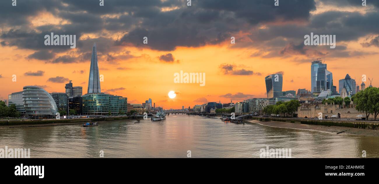 Vista panoramica dello skyline di Londra lungo il Tamigi durante il tramonto, Londra, Regno Unito. Foto Stock