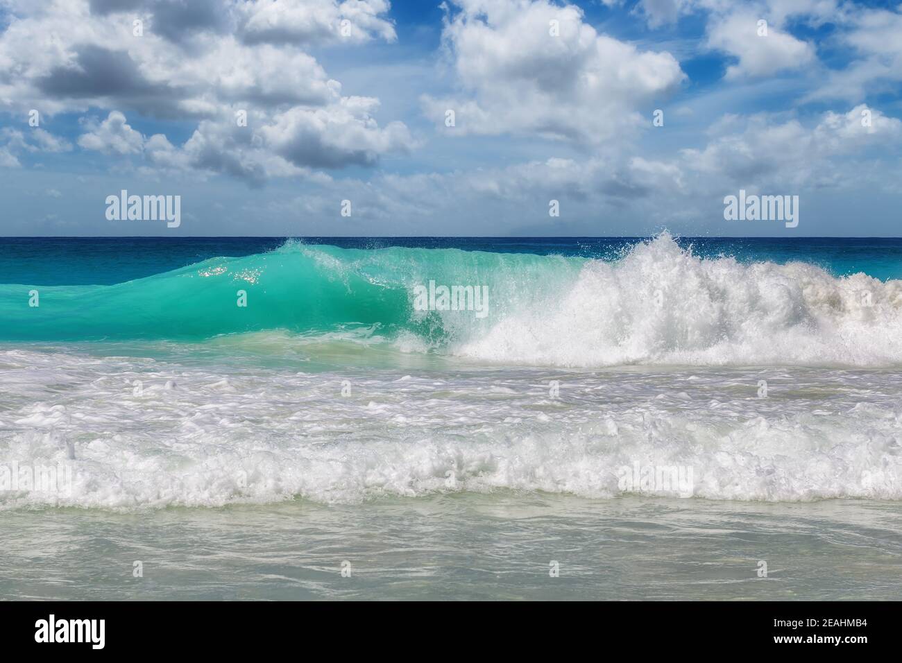 Belle onde di mare con schiuma di colore blu e turchese in oceano tropicale Foto Stock