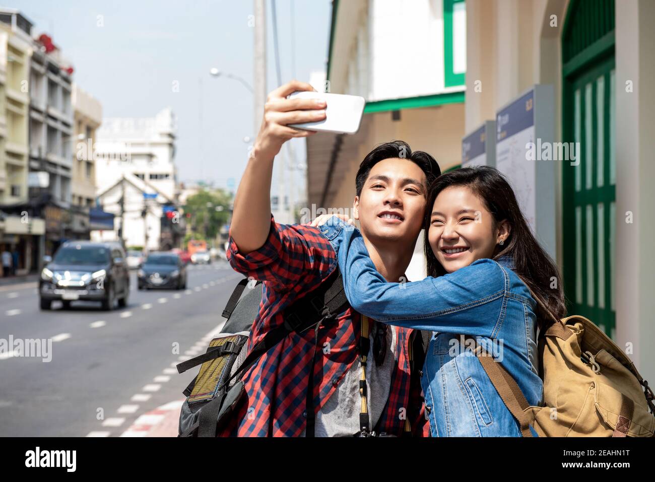 Giovane ragazza turistica asiatica prendere selfie con il ragazzo durante le vacanze estive a Bangkok città Thailandia Foto Stock