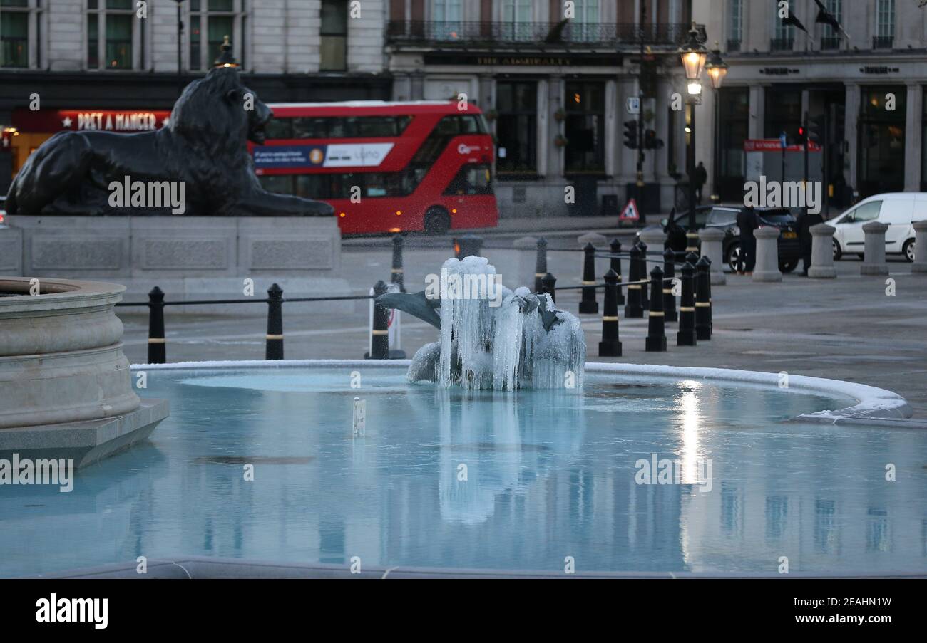 Londra, Inghilterra, Regno Unito. 10 Feb 2021. Il ghiaccio si forma su una statua di Trafalgar Square, Londra, dove la tempesta Darcy abbassò le temperature sotto lo zero. Credit: Tayfun Salci/ZUMA Wire/Alamy Live News Foto Stock