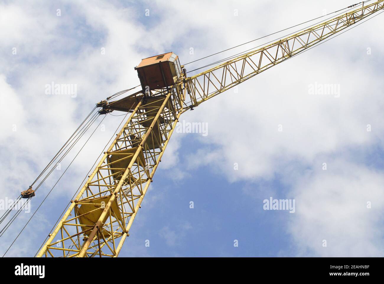 Gru di sollevamento gialla e cielo blu. Foto Stock