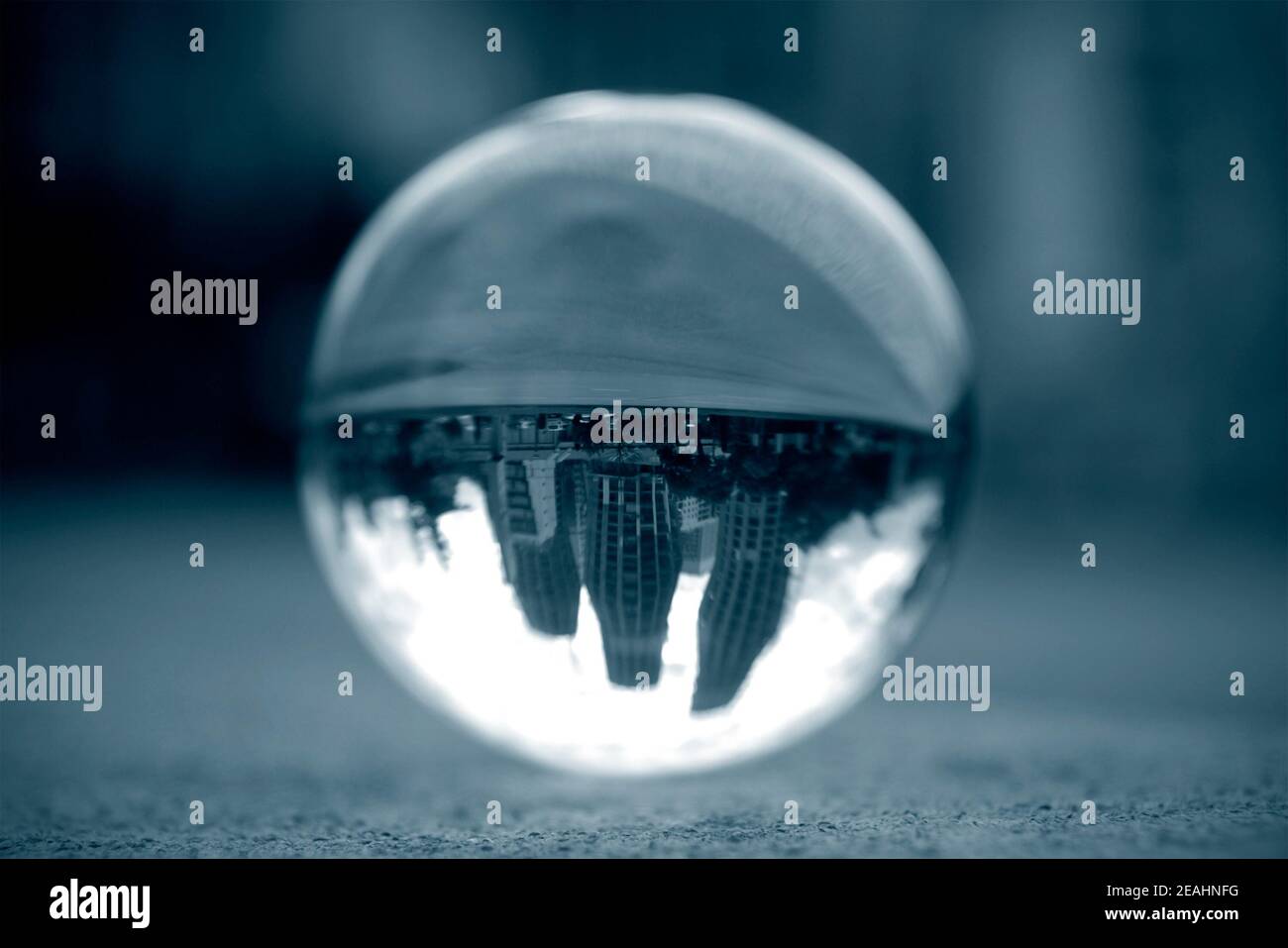 Tre grattacieli visti attraverso la sfera della lente Foto Stock