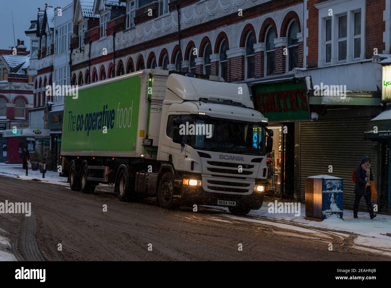 Consegna di cibo nelle prime ore per il supermercato Co-op a Hamlet Court Road, Westcliff on Sea, Essex, Regno Unito, con neve da Storm Darcy. Foto Stock