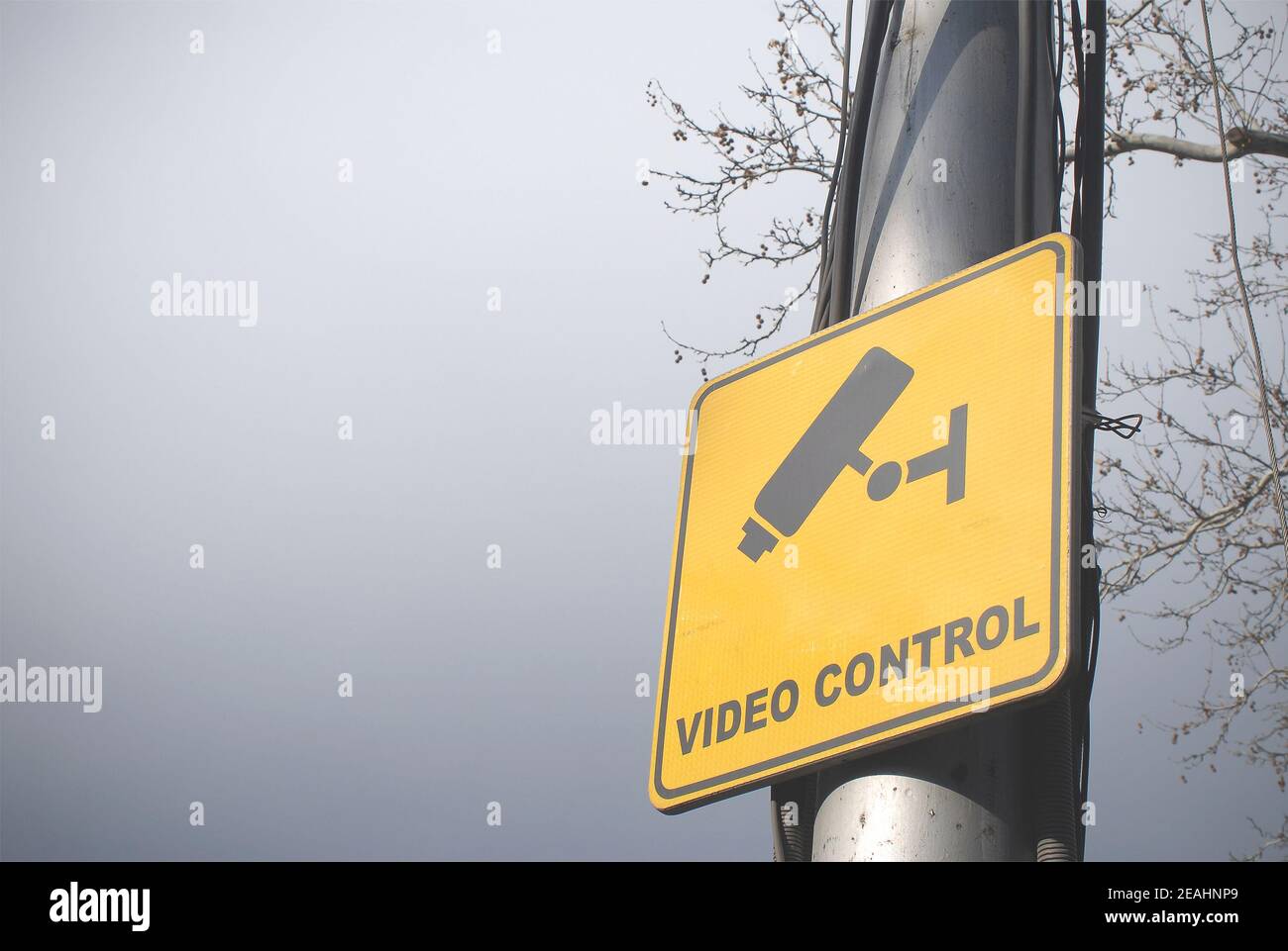 Segnale di avvertimento per il controllo video in strada. Segnale di visione video. Foto Stock