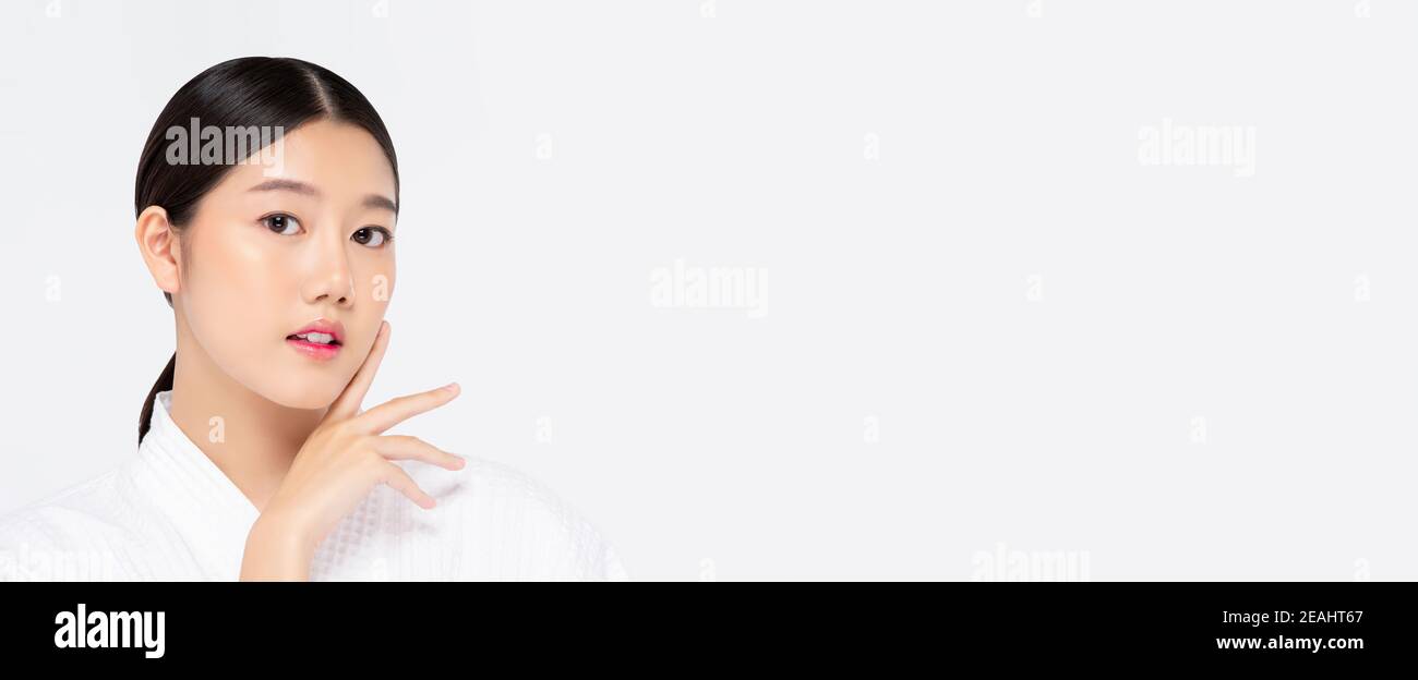 Giovane bella donna asiatica con le mani che toccano faccia isolata sfondo banner bianco con spazio copia per la bellezza e la cura della pelle concetti Foto Stock