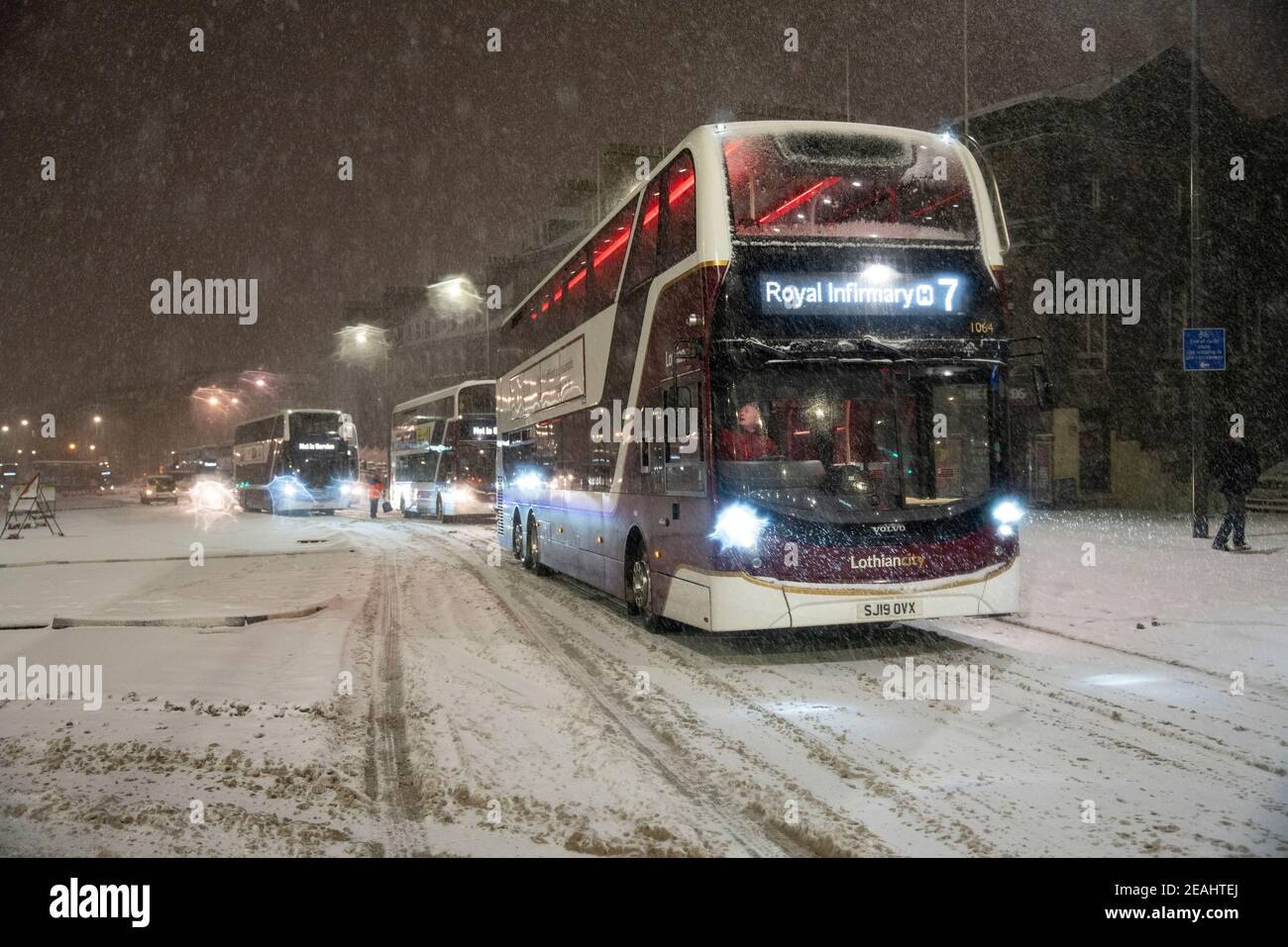 Edimburgo, Scozia, Regno Unito. 10 Feb 2021. Il grande congelamento continua nel Regno Unito con la notte pesante e la mattina neve che porta il traffico a un arresto su molte strade nel centro della città. PIC; gli autobus Lothian lottano sulla Leith Walk alle 6:00. Iain Masterton/Alamy Notizie dal vivo Foto Stock