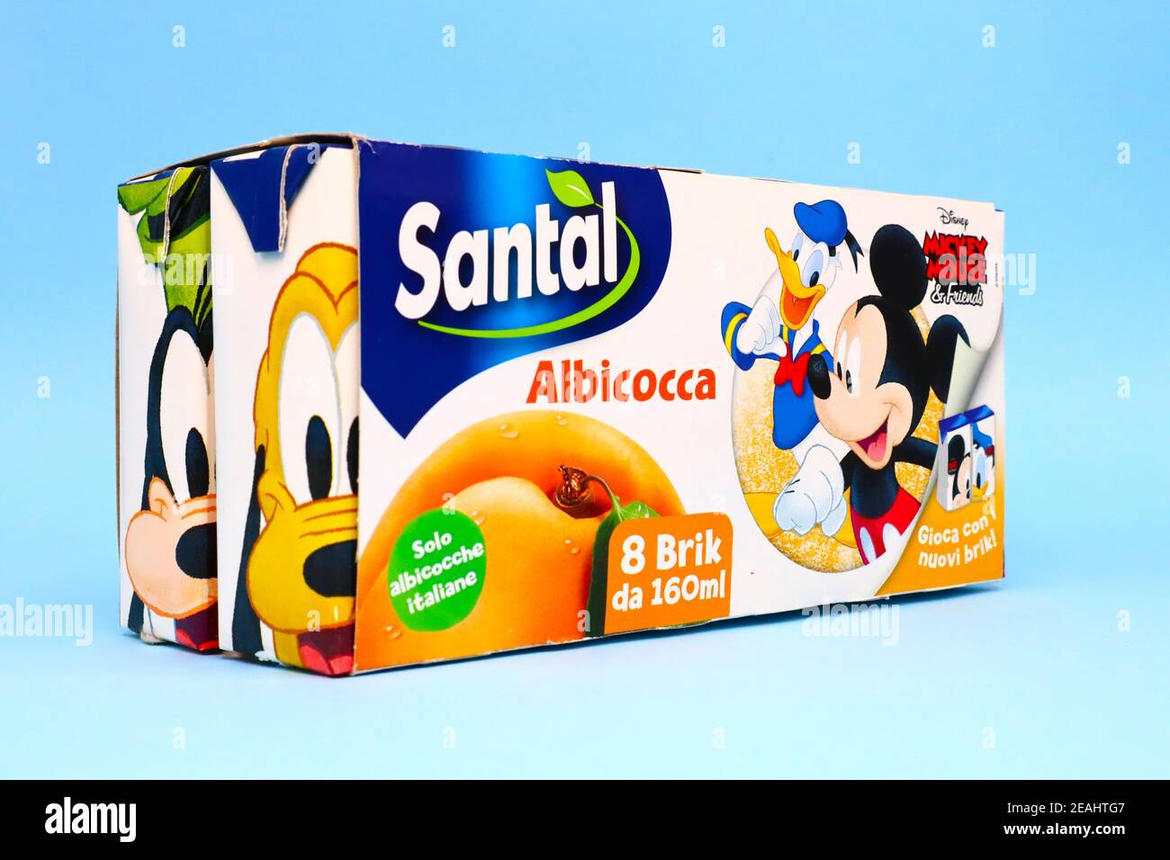 SANTAL Fruit Juice - pacchetto Disney in edizione limitata con Topolino e  amici. Santal è un marchio di Parmalat, Lactalis Group Foto stock - Alamy