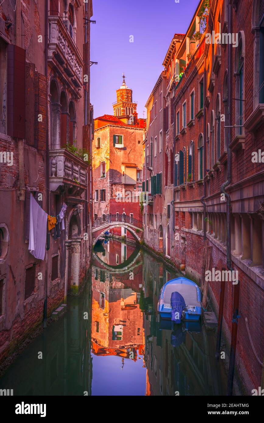Venezia cityscape, acqua canal, bridge e edifici tradizionali. L'Italia, l'Europa. Foto Stock