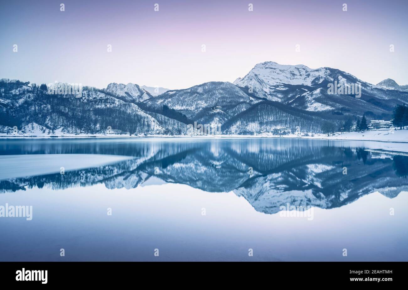 Gramolazzo ghiacciato lago e neve in montagna Apuana in inverno al tramonto. Garfagnana, Toscana, Italia, Europa. Fotografia a lunga esposizione. Foto Stock