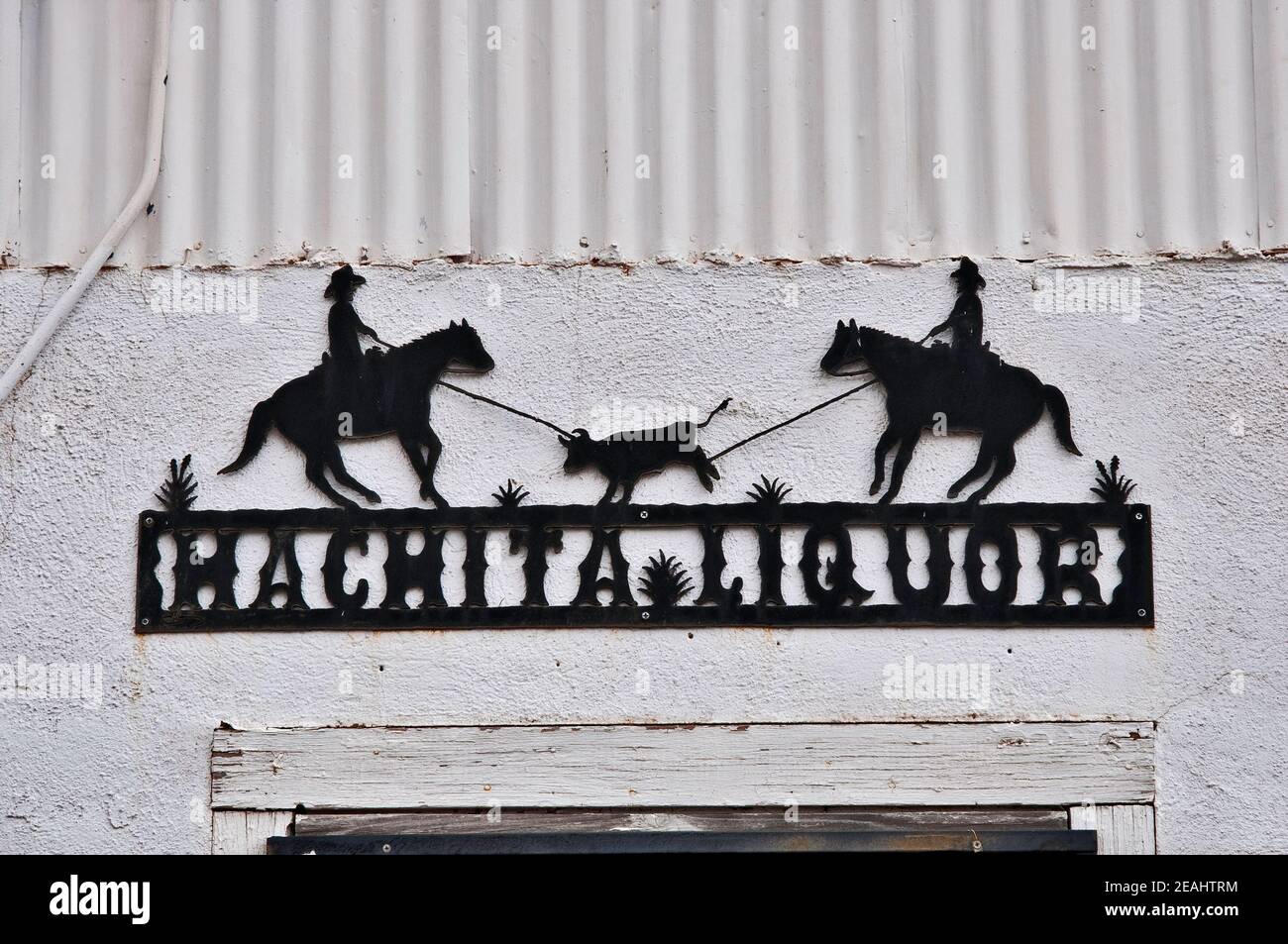 Cartello in ferro battuto presso un negozio di liquori abbandonato nella città fantasma di Hachita a Yucca Plains, deserto di Chihuahuan, New Mexico, USA Foto Stock