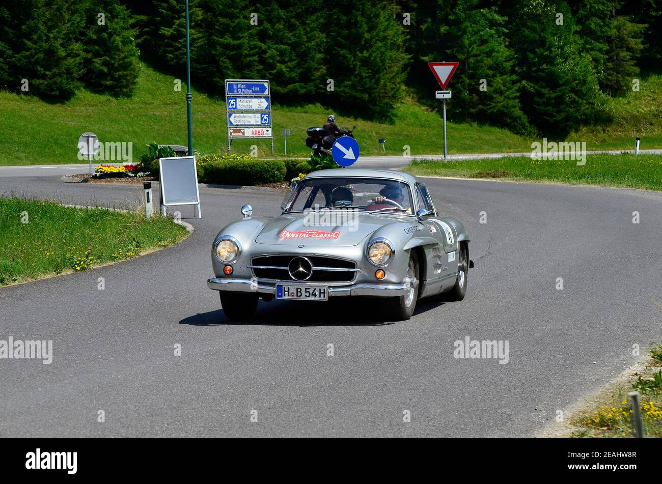Lunz am See, Austria - 19 luglio 2013: Mercedes 300 SL in scena speciale da International Ennstal Classic 2013, un torneo annuale attraverso l'Austria per Foto Stock