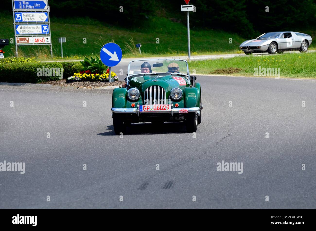 Lunz am See, Austria - 19 luglio 2013: Vintage car Morgan +4 e Maserati Ghibli in scena speciale da International Ennstal Classic 2013, un tourn annuale Foto Stock