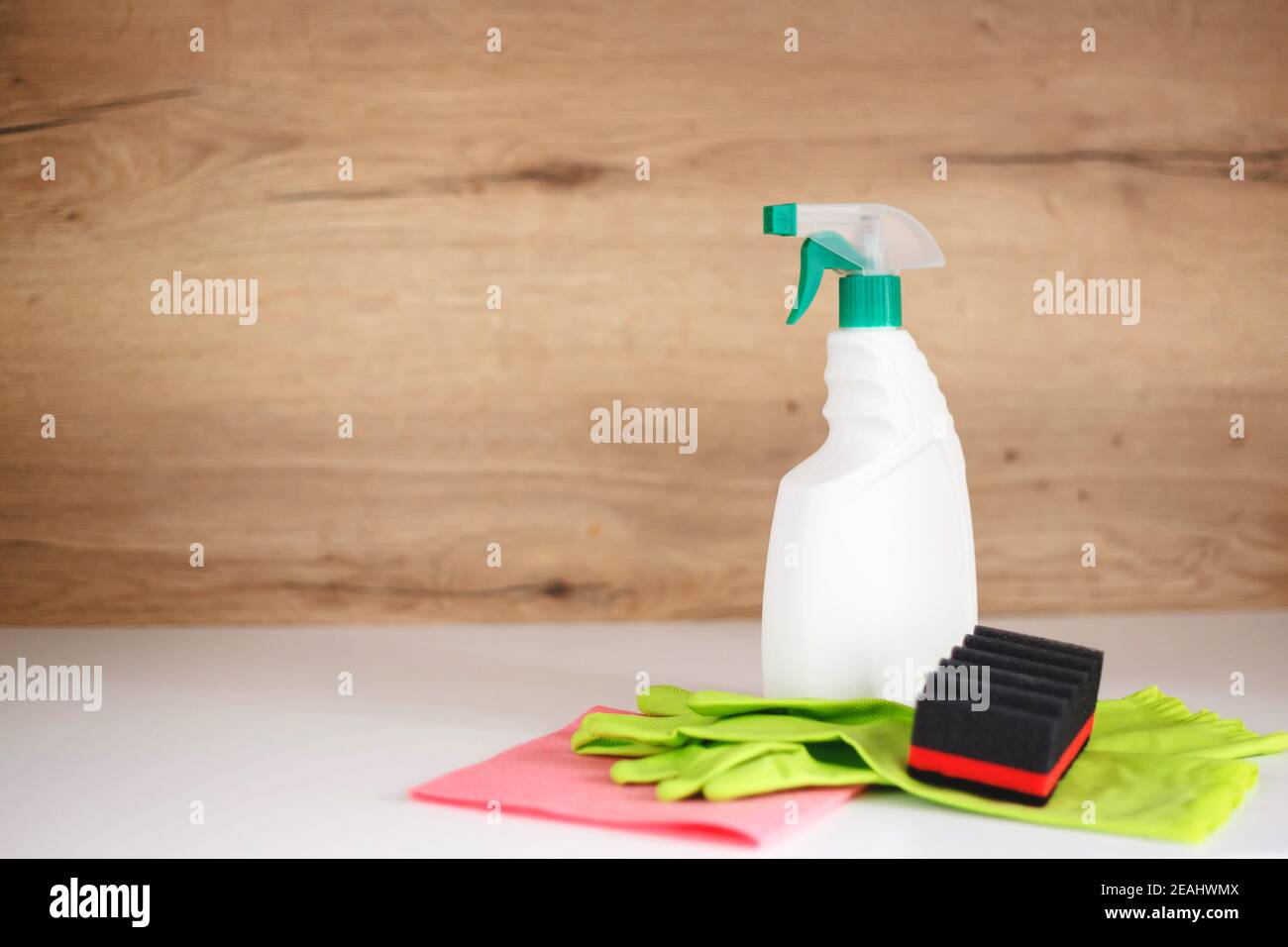 materiali per la pulizia: flacone spray per la pulizia con dispenser in plastica, guanti protettivi, spugna Foto Stock