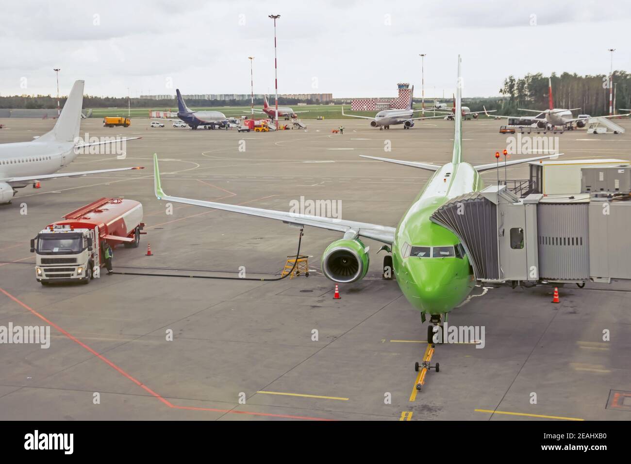 Aereo passeggeri con scale di imbarco, in attesa di imbarco passeggeri e bagaglio prima del volo Foto Stock