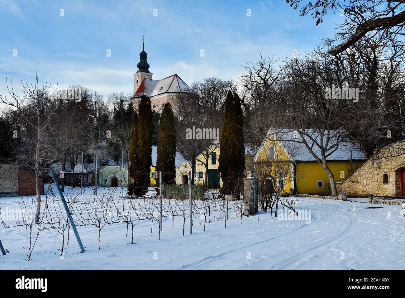 Austria, cantine innevate e chiesa nel villaggio di Reisenberg, bassa Austria Foto Stock