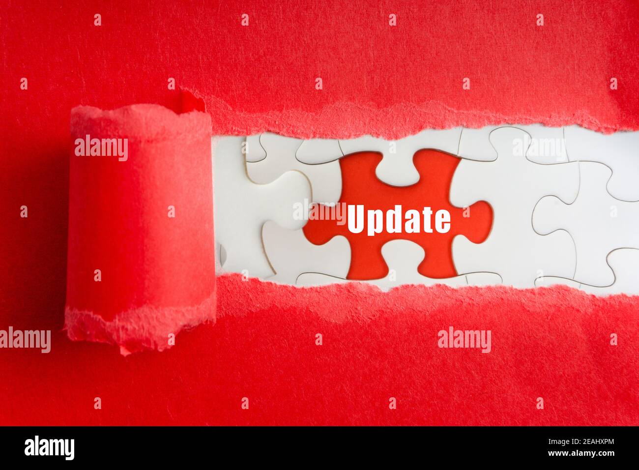 AGGIORNA il testo su puzzle e carta strappata. Messa a fuoco selettiva Foto Stock