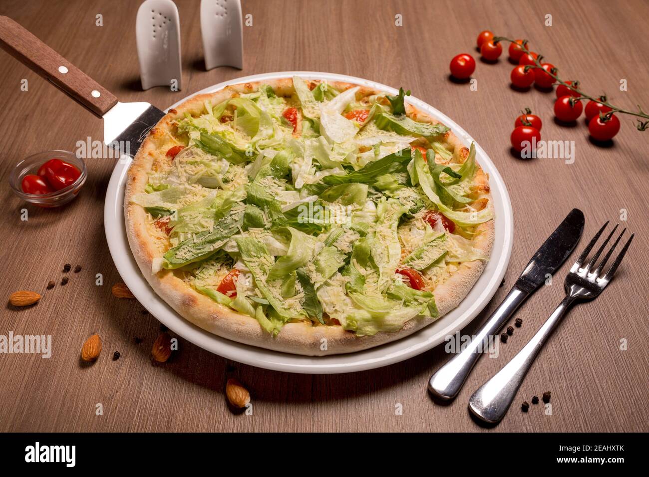 Pizza Caesar torta sottile, salsa Caesar, filetto di pollo, pomodori, mozzarella Foto Stock