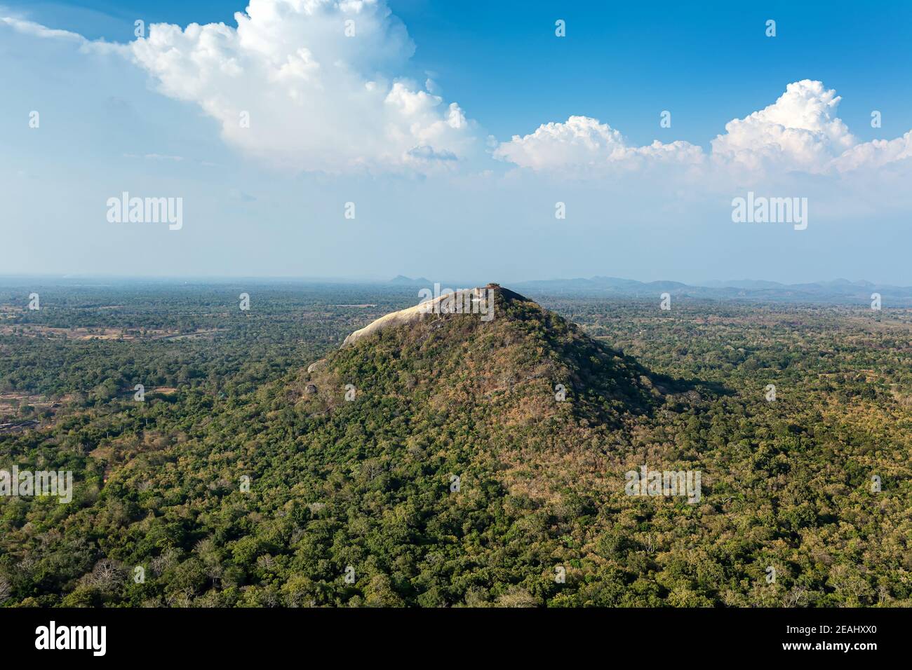 Pidurangala rock. Vista dall'alto di Pidurangala dal lato di Sigiriya Foto Stock