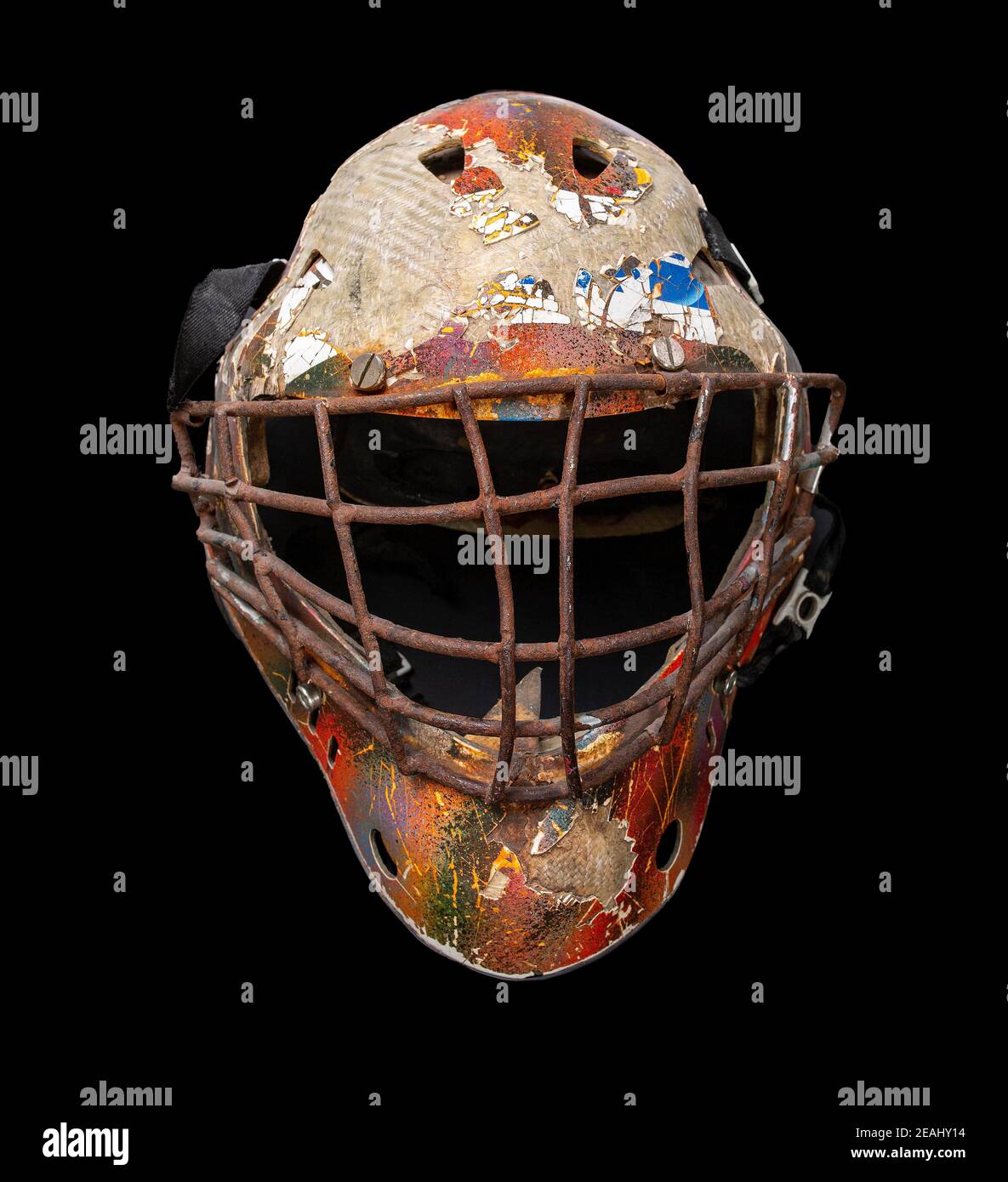 vecchio casco da hockey sotto lo sfondo nero Foto Stock