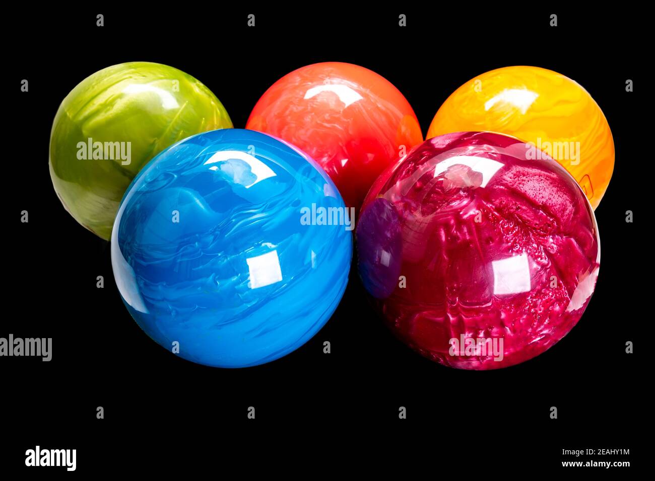 palline da bowling colorate isolate su sfondo nero. Foto Stock