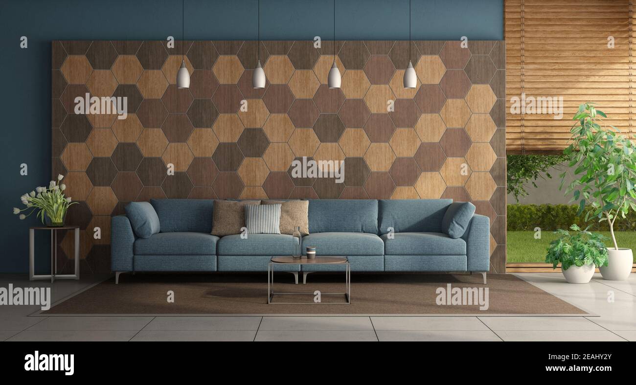 Divano blu di fronte a una parete con legno esagonale piastrelle Foto Stock