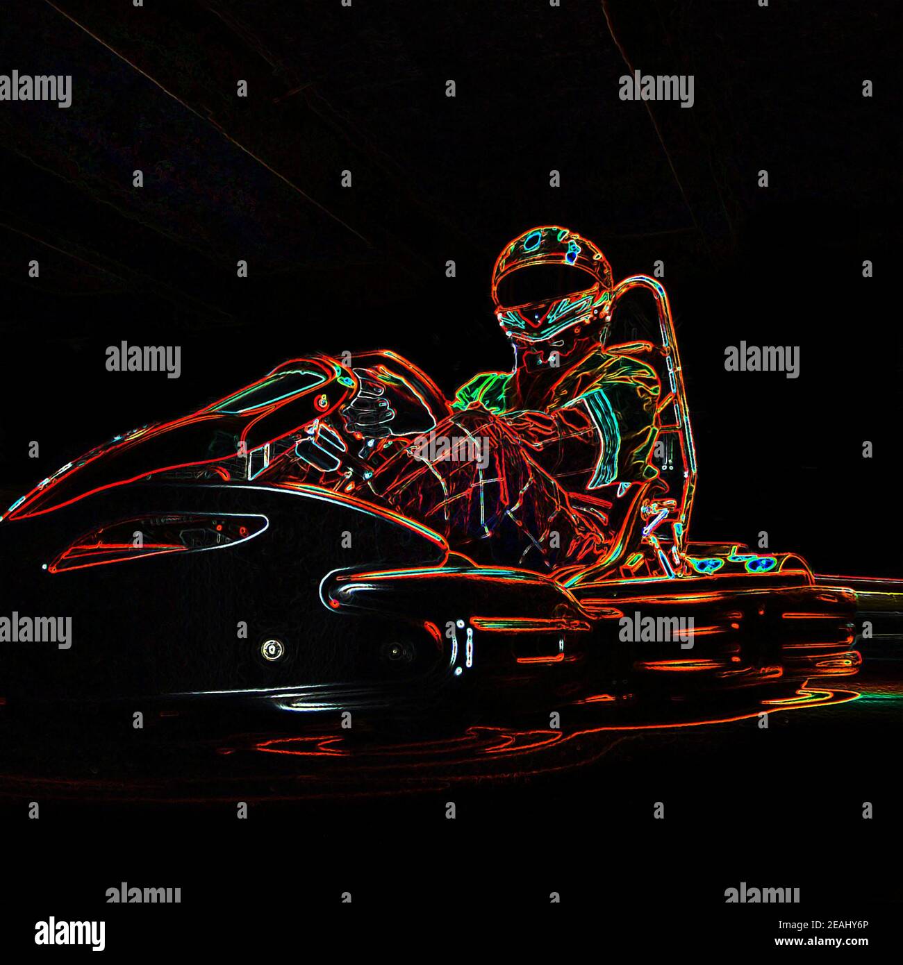 Foto al neon Kart racing. Uomo in karting veicolo in pista. Foto Stock