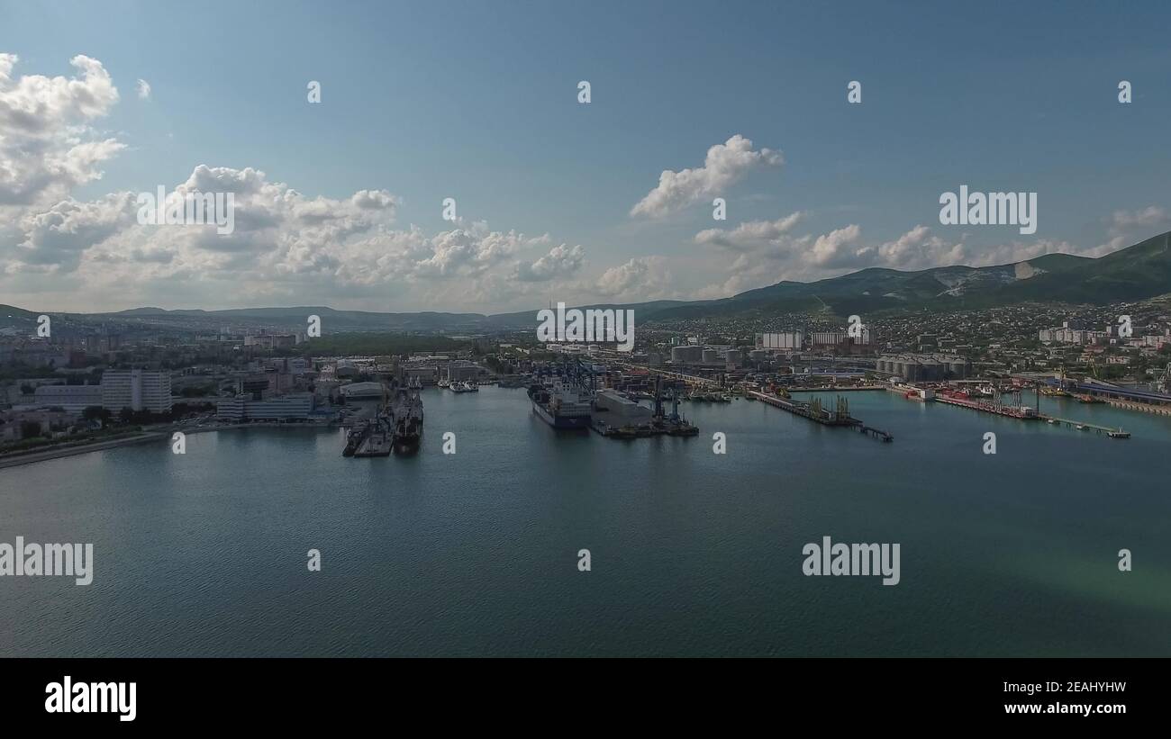 Porto industriale, vista dall'alto. Gru portuali e navi cargo e chiatte. Foto Stock