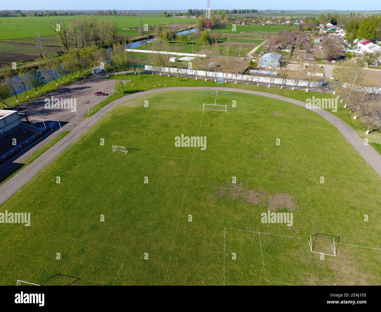 Vista dall'alto di un rurale stadium. Stadio di calcio. Foto Stock