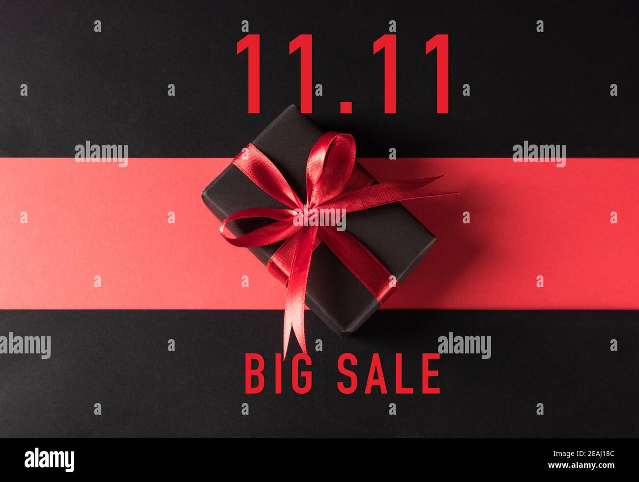 Confezione regalo in carta nera e nastro di prua nero Foto Stock