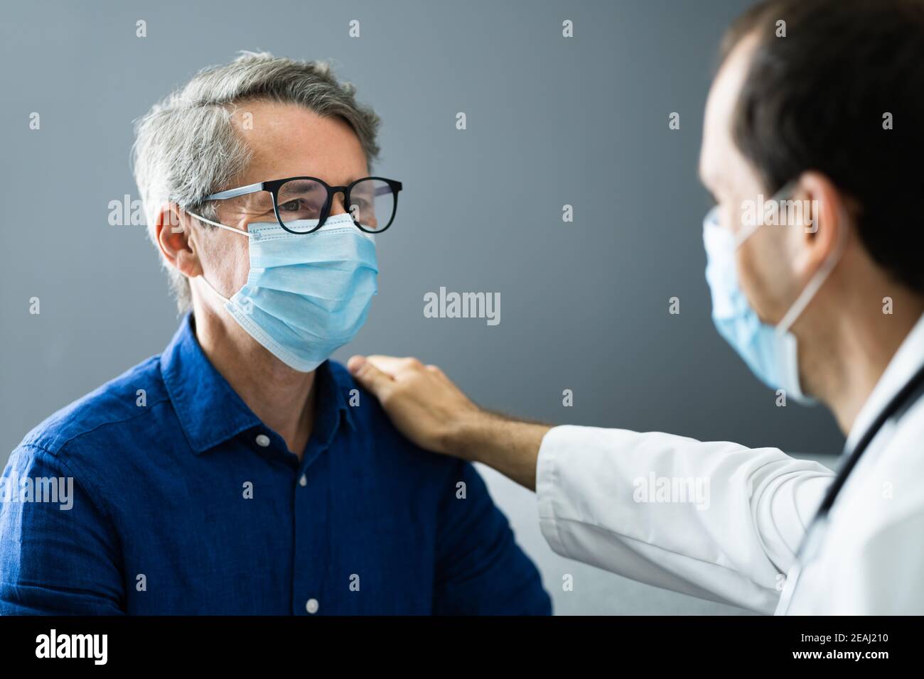 Dottore e Senior Patient Living Foto Stock