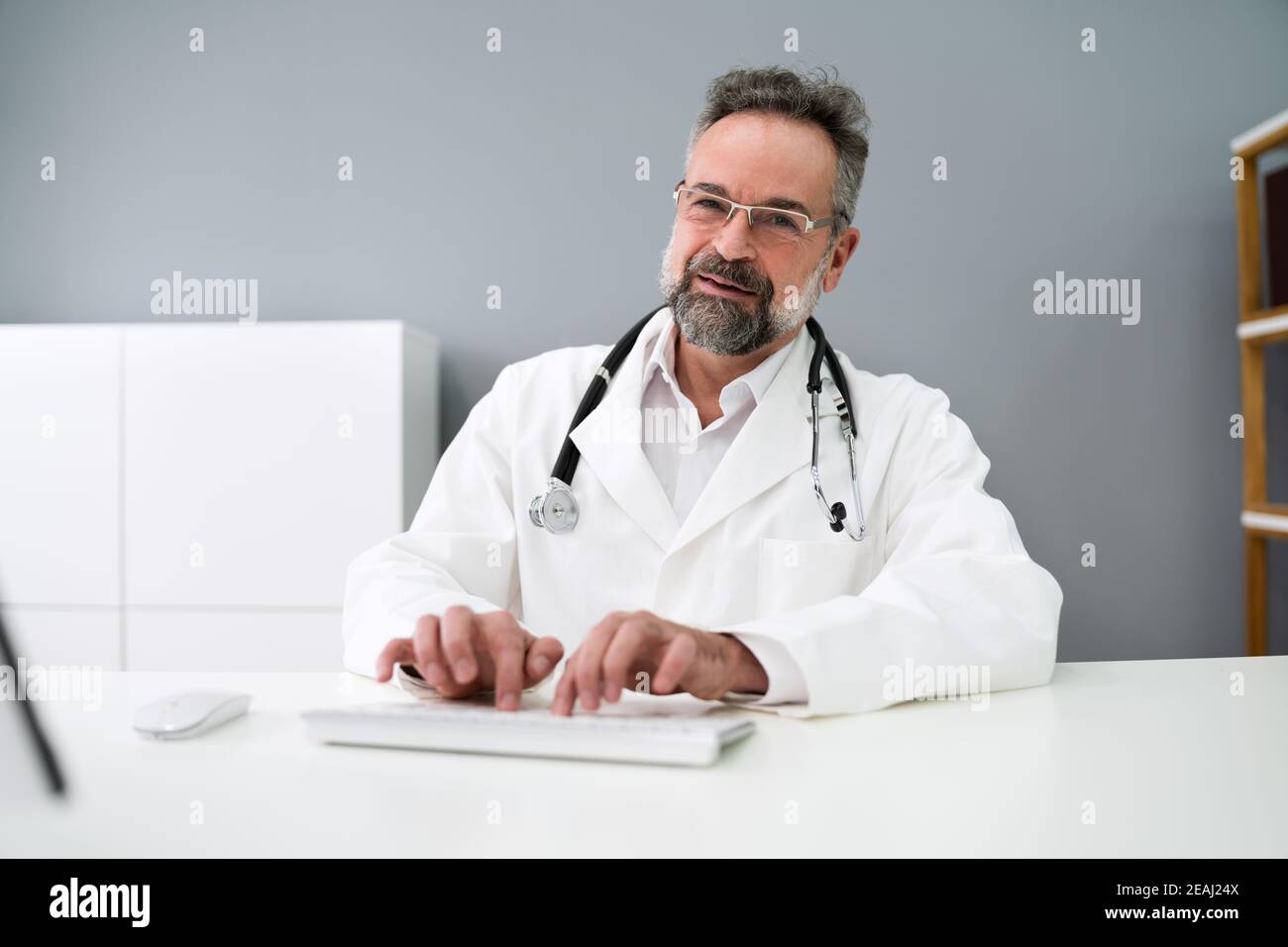 Video conferenza Senior Older Man Doctor Foto Stock