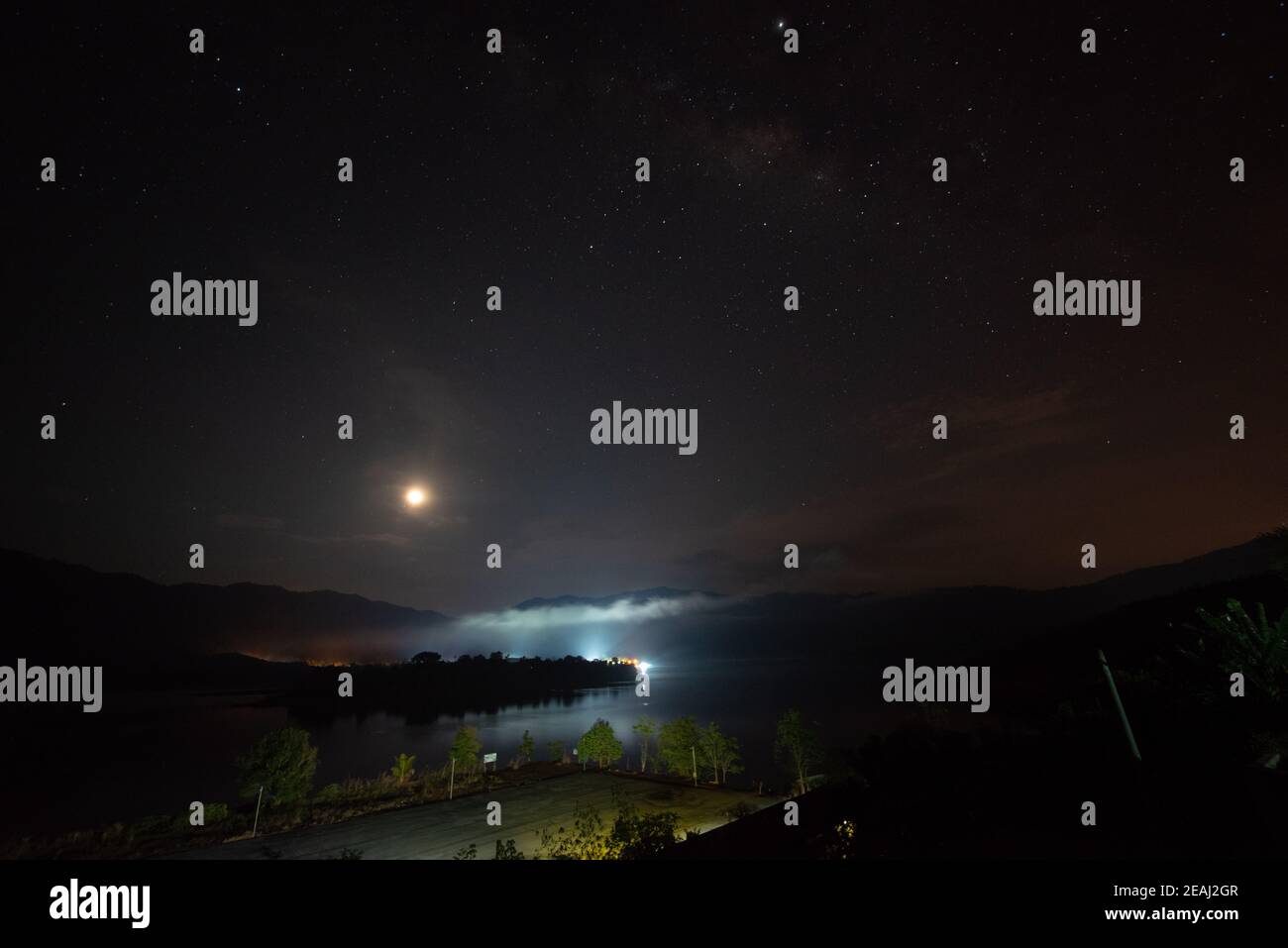 Luna aumento e milkyway al parcheggio Tasik Pedu Foto Stock