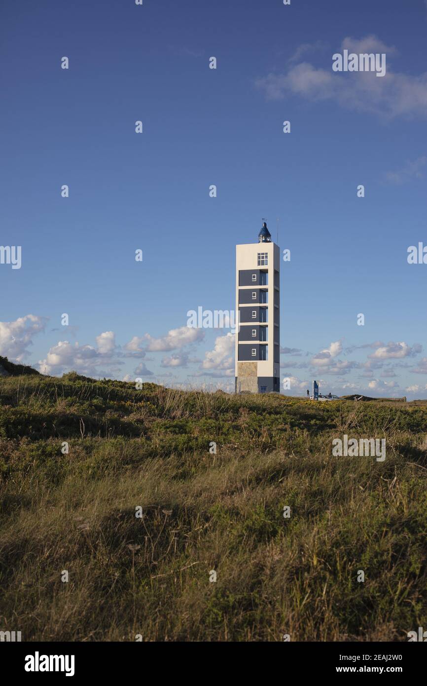 Scatto verticale del faro isolato di Punta Frouxeira in Galizia Spagna sullo sfondo del cielo blu Foto Stock