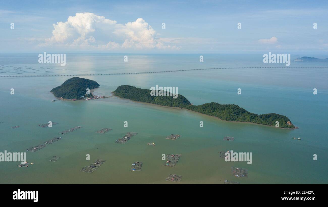 Vista aerea fattoria di pesce vicino Pulau Aman e Pulau Gedong Foto Stock