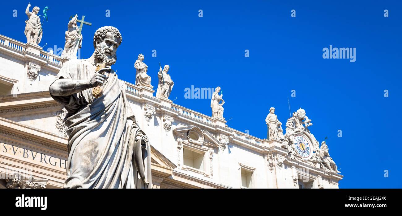 Statua di San Pietro di fronte alla Cattedrale di San Pietro - Roma, Italia - Città del Vaticano Foto Stock