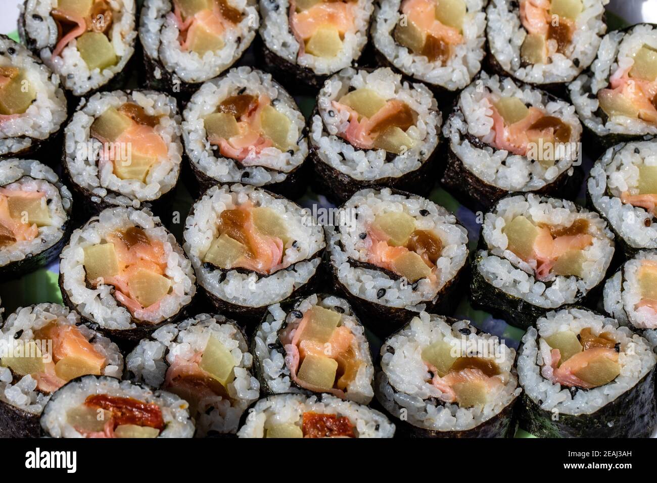 Vista dall'alto della pila di piatti giapponesi di sushi maki roll plate. Foto Stock