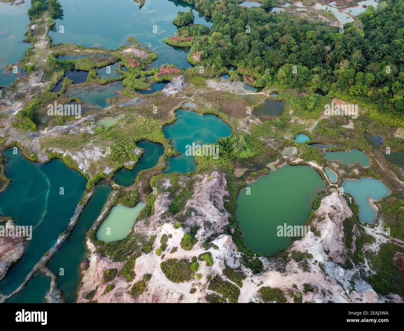Il lago verde circonda la scogliera di roccia a Guar Petai Foto Stock