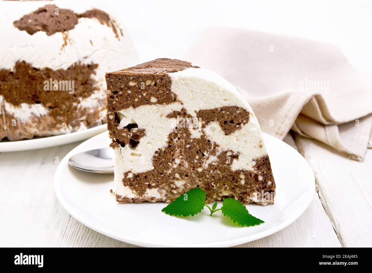 Dessert di cagliata e cioccolato su tavola bianca Foto Stock