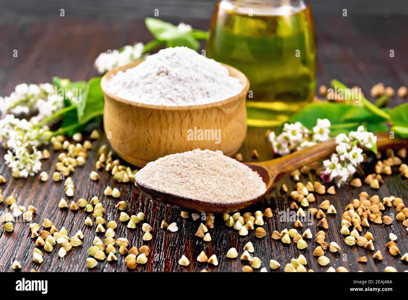 Farine di grano saraceno in cucchiaio con olio a bordo Foto Stock
