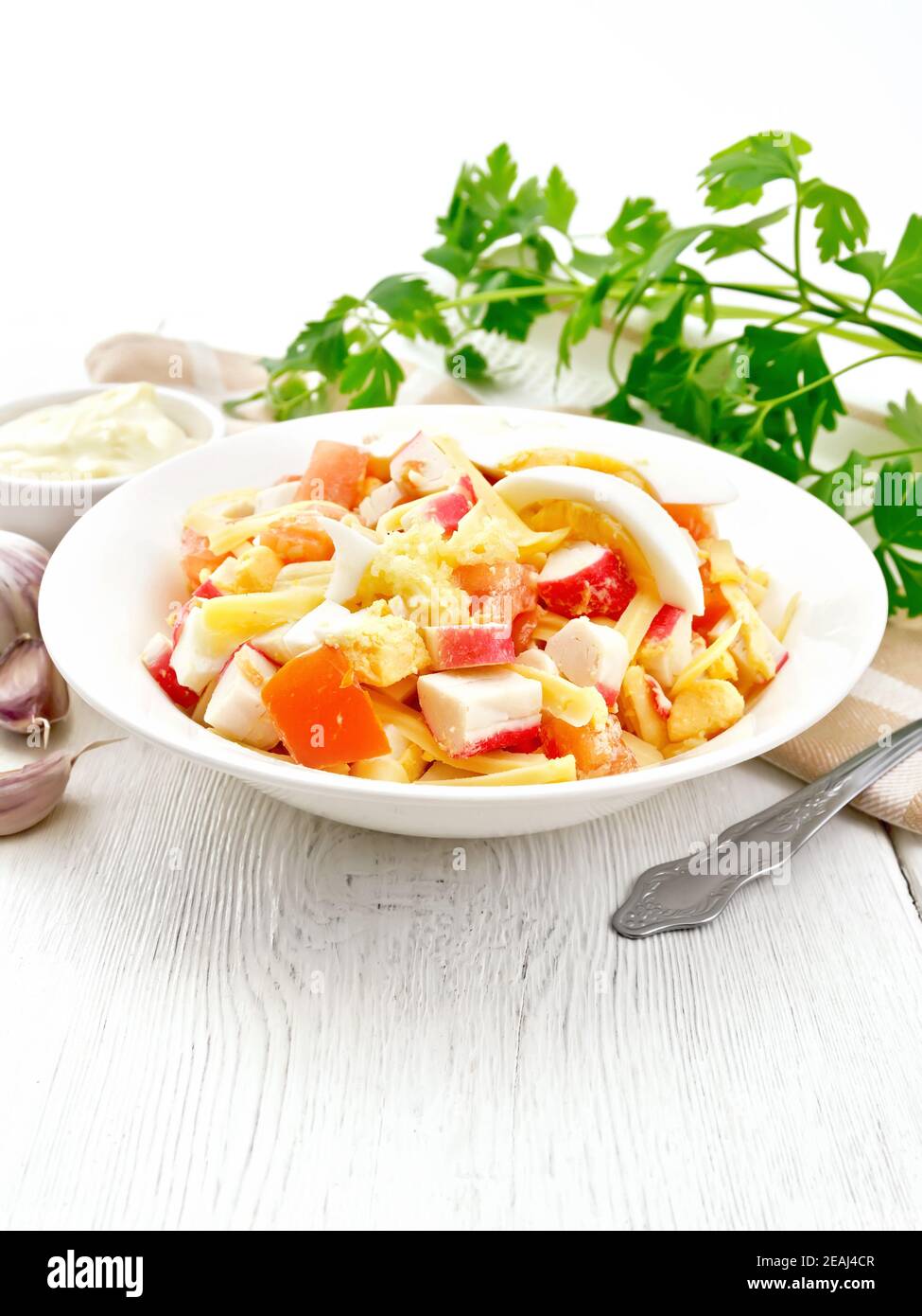 Insalata di surimi e pomodori con uova a bordo Foto Stock