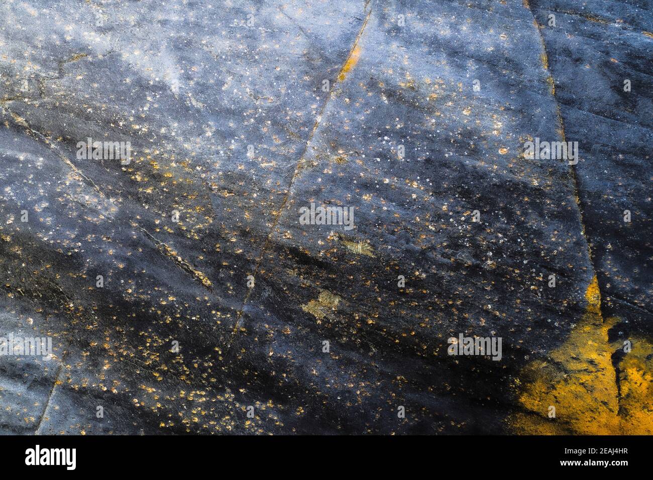 Sfondo di pietra arrugginita scuro usurato. Corrosione grunge della superficie Foto Stock